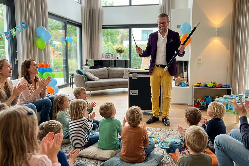 Kinderzauberer mit Mitmach-Momenten bei einem Kindergeburtstag in Braunschweig