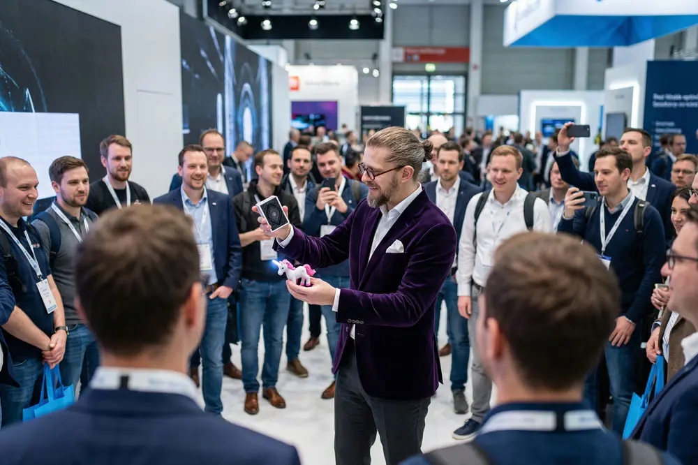 Zauberer als Publikumsmagnet auf einer Messe in Braunschweig