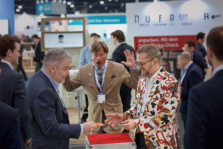 Messezauberei in Braunschweig: Messezauberer Simabu zieht Besucher an den Stand